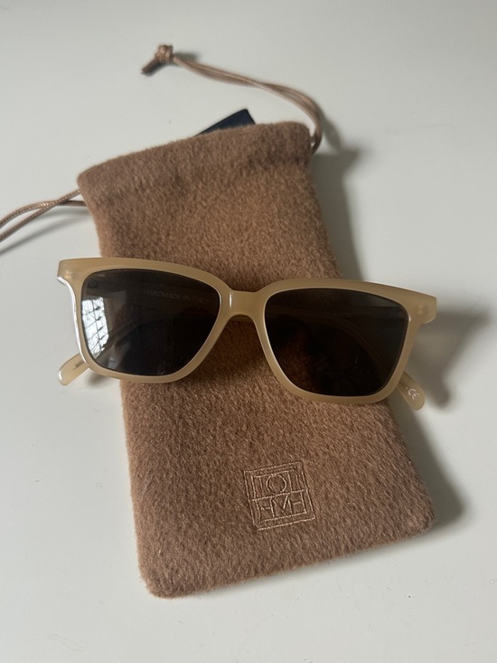 Toteme Accessories - Toteme beige tan the square sunglasses
